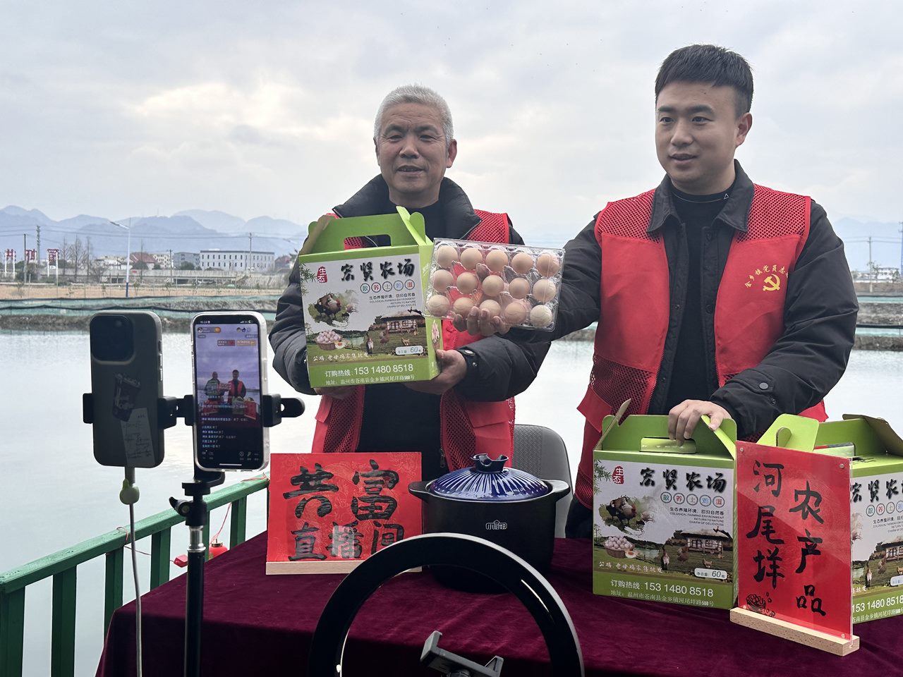 在蒼南金鄉(xiāng)鎮(zhèn)，永興、半浹連、河尾垟?shù)犬?dāng)年受災(zāi)的臨近村落，正連片建設(shè)美麗江南水鄉(xiāng)新景。圖為河尾垟村設(shè)在河邊的“共富直播間”。金鄉(xiāng)鎮(zhèn) 供圖