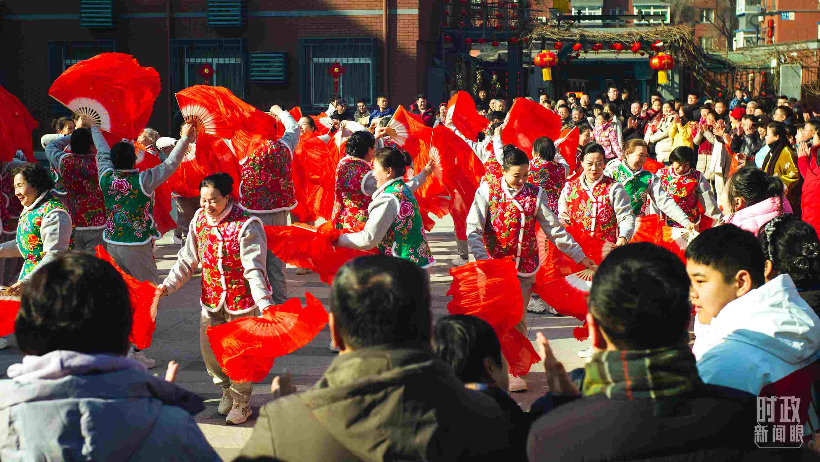 長安小區(qū)文化廣場上，居民們扭起歡快的秧歌。（總臺央視記者彭漢明拍攝）