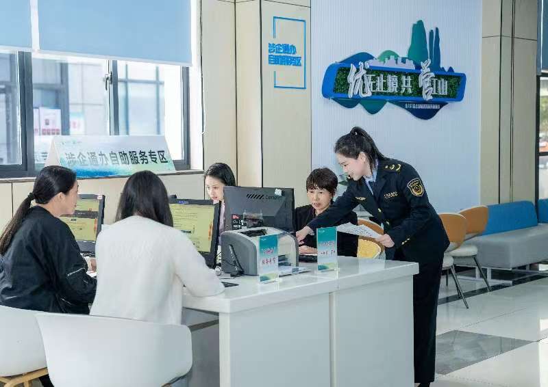 工作人員指導企業(yè)一次性完成信息填報。圖片來源：浙江衢州市市場監(jiān)督管理局