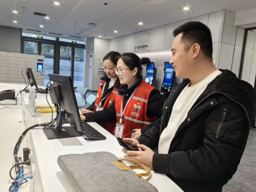 工作人員幫助企業(yè)辦理遷移申請網(wǎng)上填報。圖片來源：浙江衢州市市場監(jiān)督管理局