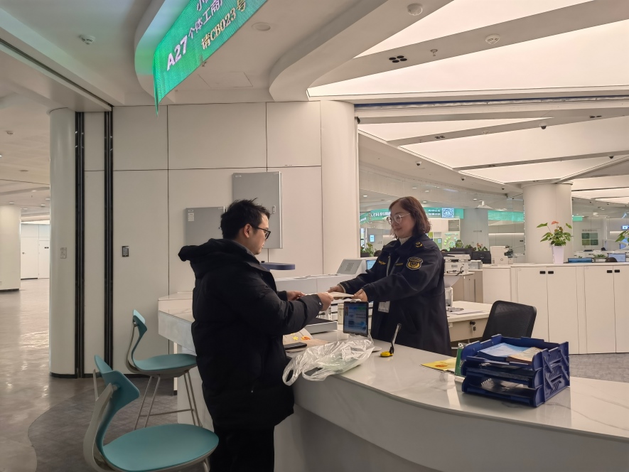 企業(yè)在出證窗口“一站式”領取變更后的營業(yè)執(zhí)照。圖片來源：浙江衢州市市場監(jiān)督管理局