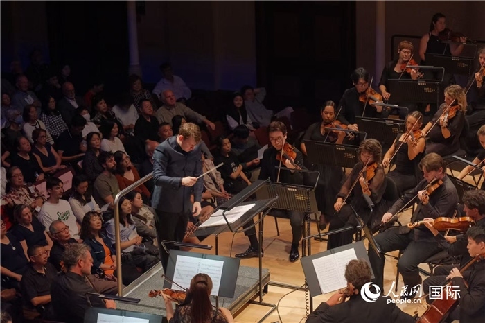 奧克蘭市政廳《空?！方豁懬莩霈F(xiàn)場。張波若攝