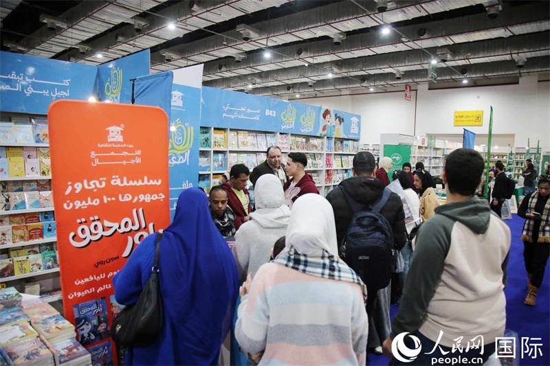 觀眾參觀書展展臺。人民網(wǎng)記者 黃培昭攝