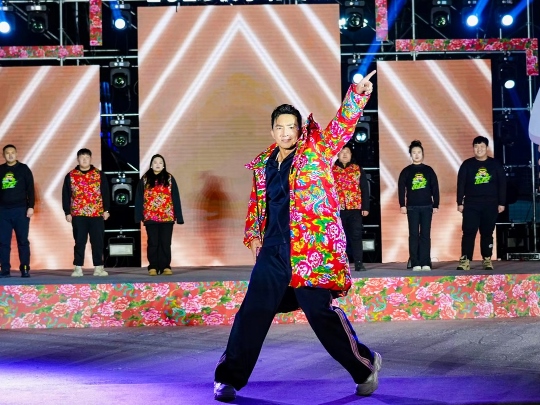 健身教練劉畊宏耐心帶領(lǐng)現(xiàn)場(chǎng)以及線上的朋友們進(jìn)行熱身。人民網(wǎng)記者 許維娜攝