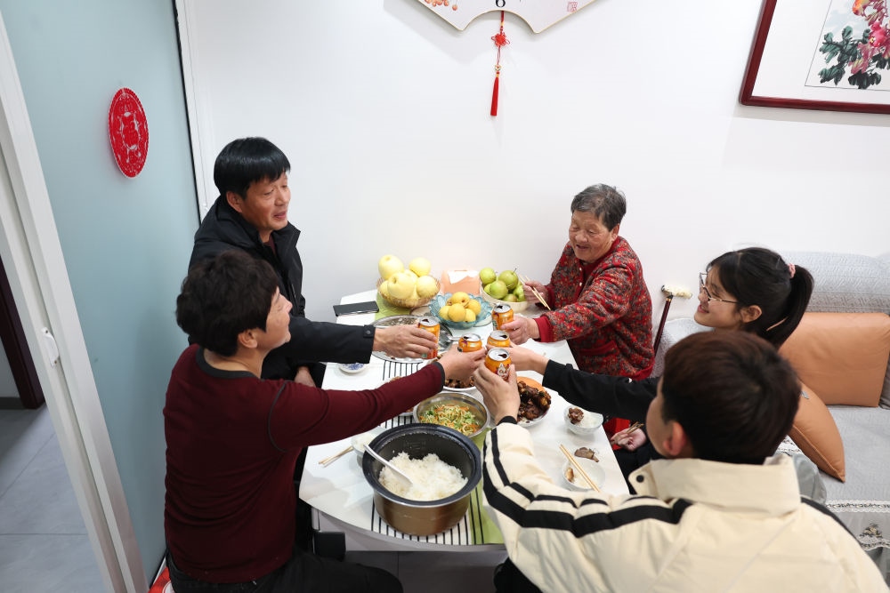 2025年1月22日，遼寧省葫蘆島市綏中縣祝家溝村村民朱西存一家在新房里。新華社記者姚劍鋒 攝