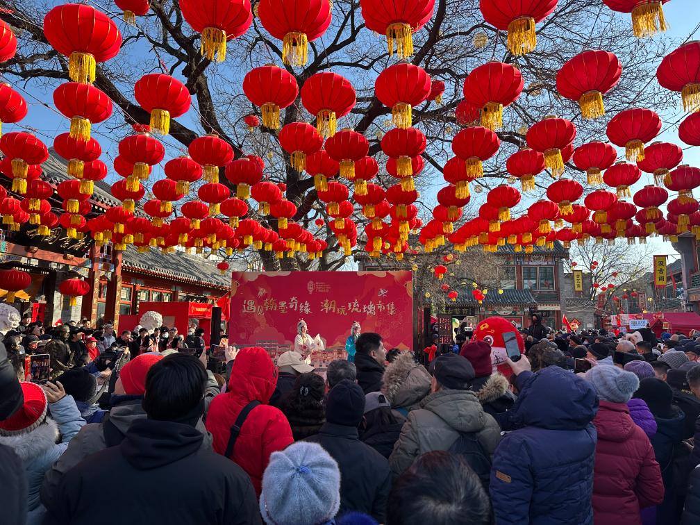 1月29日，市民游客在北京廠甸廟會(huì)感受濃濃年味。新華社記者 楊淑君 攝