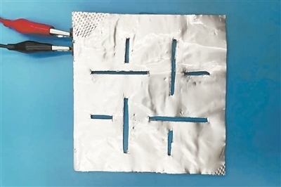 帶有矩形孔的袋式電池。圖片來源:英國《新科學(xué)家》雜志網(wǎng)站