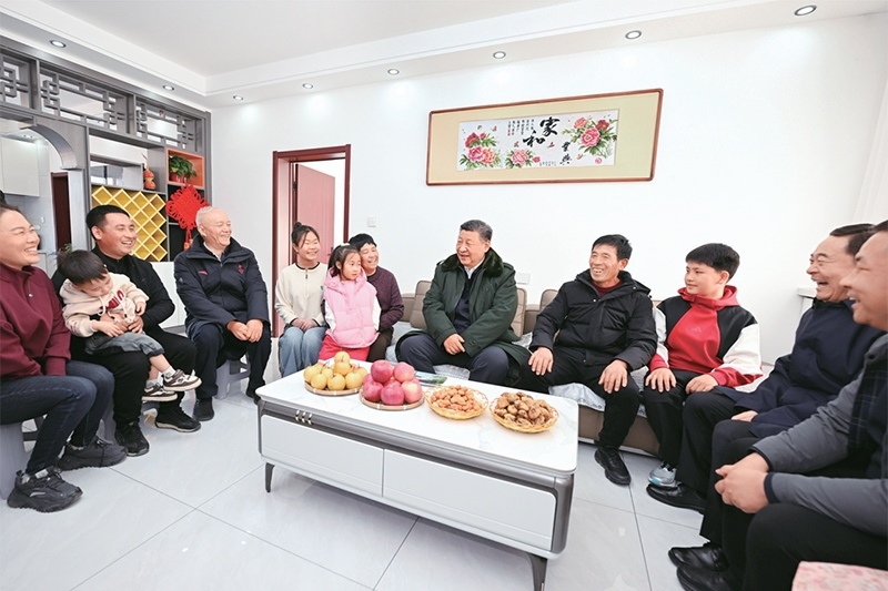 2025年1月22日至24日，中共中央總書記、國家主席、中央軍委主席習(xí)近平冒著嚴(yán)寒來到遼寧，看望慰問基層干部群眾。這是22日下午，習(xí)近平在葫蘆島市綏中縣明水滿族鄉(xiāng)祝家溝村考察時(shí)，同村民王寶維一家圍坐一起拉家常。 新華社記者 謝環(huán)馳/攝
