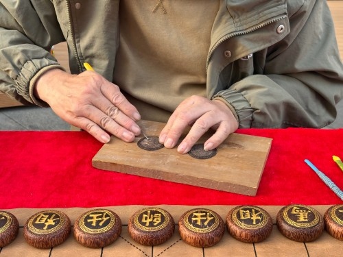 柯秋楓正在雕刻。人民網(wǎng) 陳葉欣攝