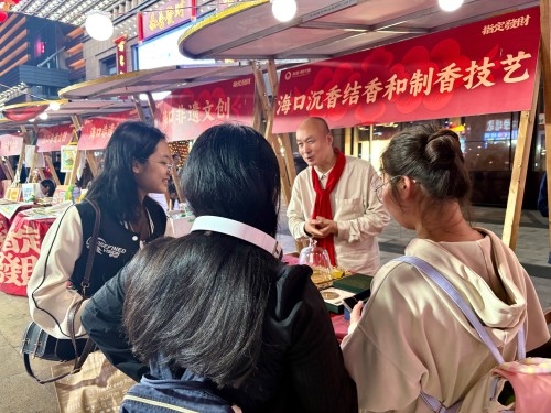 魏希望在非遺集市上介紹沉香。人民網(wǎng) 陳葉欣攝