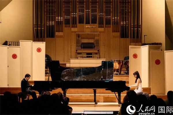 旅英鋼琴家李勁峰和郭鑫弈雙鋼琴“斗琴”。楊浩鵬攝
