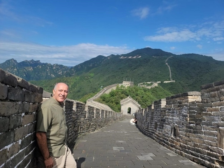 瓦里夫·庫邁哈在游覽長(zhǎng)城時(shí)留影。受訪者供圖
