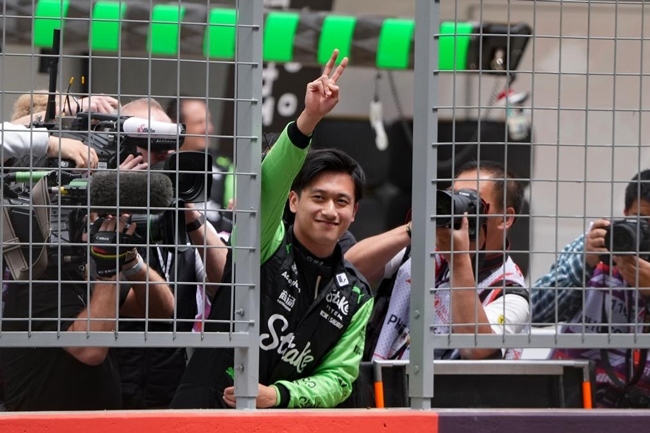 2024年4月19日，索伯車隊(duì)中國車手周冠宇（中）在練習(xí)賽前向觀眾致意。當(dāng)日，F(xiàn)1中國大獎(jiǎng)賽在上海開賽。中國車手周冠宇主場(chǎng)首秀參賽。新華社記者 夏一方攝