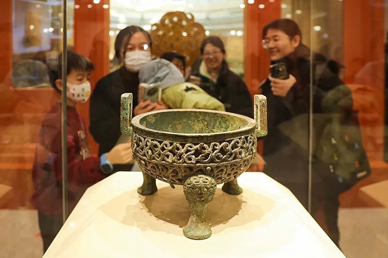 “尋蛇——藏在山西博物院里的蛇”展出的蟠蛇紋鏤空鼎。山西博物院供圖