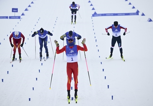 2月8日，王強(qiáng)（中）慶祝奪冠。新華社記者 張龍攝