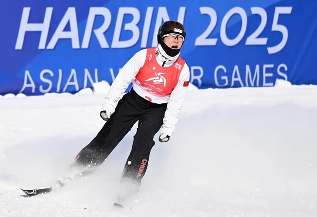 2月9日，徐夢(mèng)桃在完成動(dòng)作后慶祝。新華社記者 夏一方攝