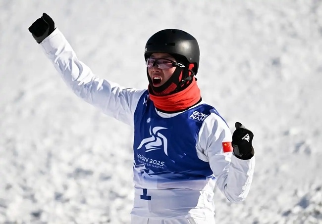 2月9日，李心鵬在比賽后慶祝。新華社記者 夏一方攝