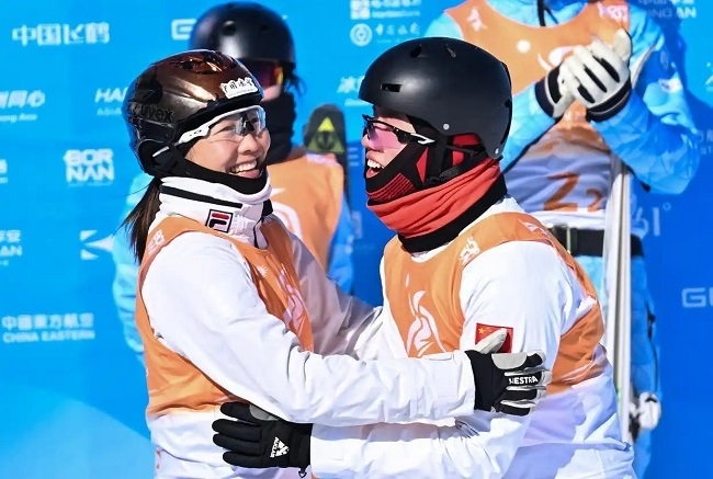 2月10日，中國隊選手李心鵬（前右）與徐夢桃慶祝。新華社記者 楊晨光攝