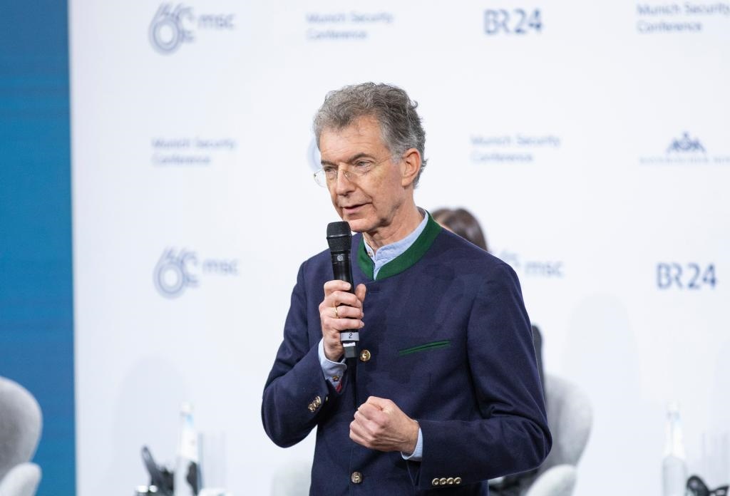 2024年2月18日，慕安會(huì)主席克里斯托夫·霍伊斯根在德國(guó)慕尼黑舉行的第60屆慕尼黑安全會(huì)議上發(fā)表閉幕致辭。新華社記者 張帆 攝
