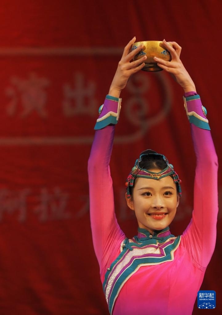 2月11日，在哈薩克斯坦阿拉木圖的阿拜國(guó)家歌劇和芭蕾舞劇院，中國(guó)演員表演舞蹈。新華社記者 趙宇 攝