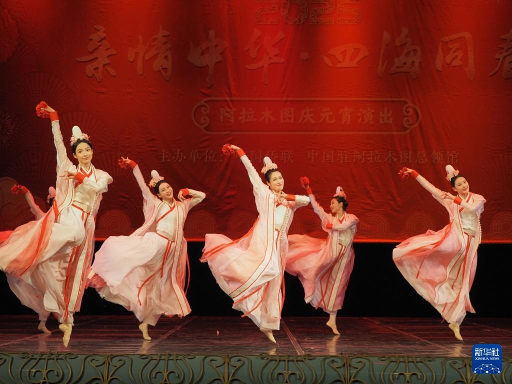 2月11日，在哈薩克斯坦阿拉木圖的阿拜國(guó)家歌劇和芭蕾舞劇院，中國(guó)演員表演舞蹈《元日霓裳》。新華社記者 趙宇 攝