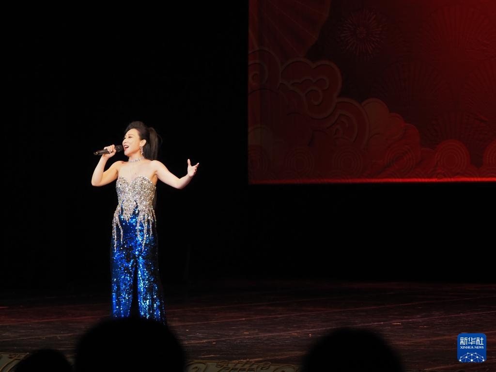 2月11日，歌手在哈薩克斯坦阿拉木圖的阿拜國(guó)家歌劇和芭蕾舞劇院演唱歌曲。新華社記者 趙宇 攝