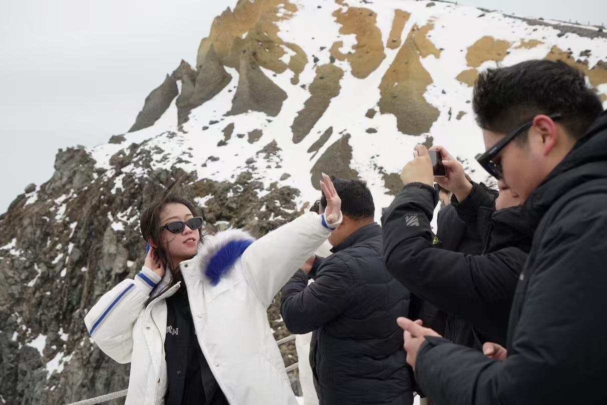 長白山天池旁游客拍照留念。人民網(wǎng) 皇甫萬里攝