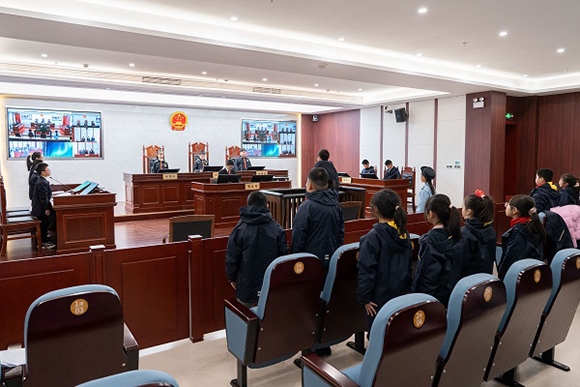 圖③：同學(xué)們開展模擬法庭活動(dòng)。