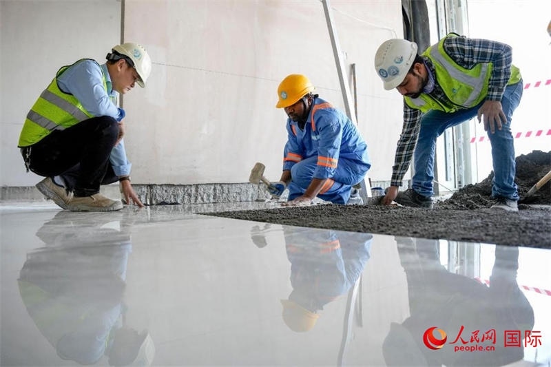 鋪地磚。人民網(wǎng)塔里克·易卜拉欣攝