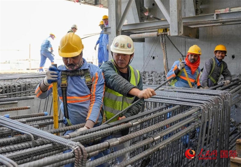 扎鋼筋。人民網(wǎng)塔里克·易卜拉欣攝