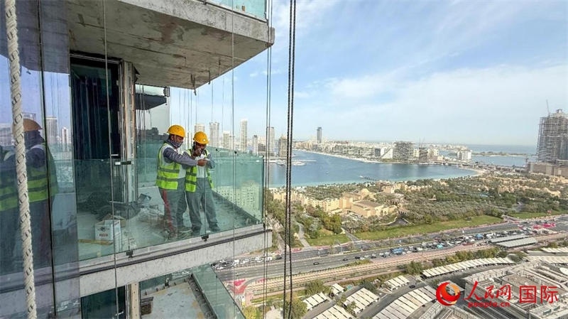 工人正在高層作業(yè)。人民網(wǎng)塔里克·易卜拉欣攝