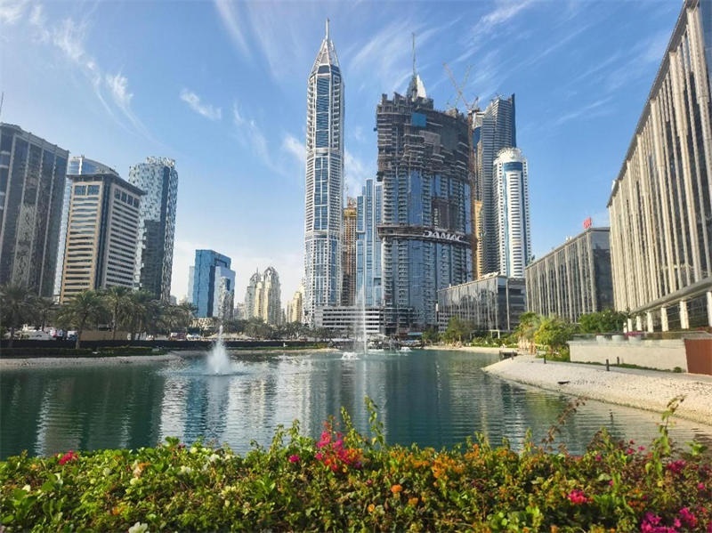 正在建設(shè)中的卡瓦利卡薩高層住宅項(xiàng)目（圖中有腳手架建筑）。 中建中東供圖 