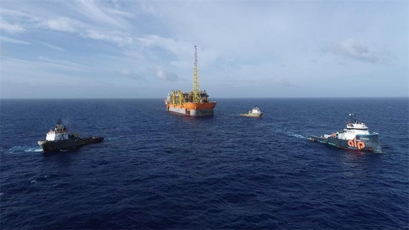 布濟(jì)烏斯七期項目浮式生產(chǎn)儲卸油裝置抵達(dá)油田區(qū)域。巴西國家石油公司供圖