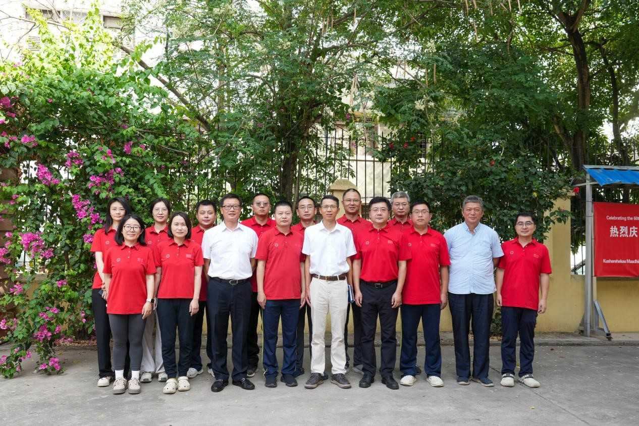 李強(qiáng)華與醫(yī)療隊(duì)合影。中國援桑醫(yī)療隊(duì)供圖