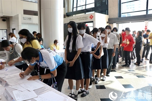 獻(xiàn)血者排隊(duì)填寫(xiě)報(bào)名表。朱瀟逸攝