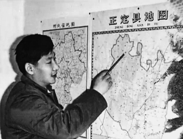 習(xí)近平在辦公室地圖前謀劃正定的發(fā)展。（圖源：《讓群眾過上好日子——習(xí)近平正定足跡》）