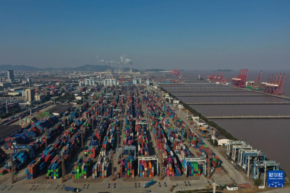  1月24日拍攝的寧波舟山港北侖港區(qū)集裝箱碼頭。 新華社記者 黃宗治 攝