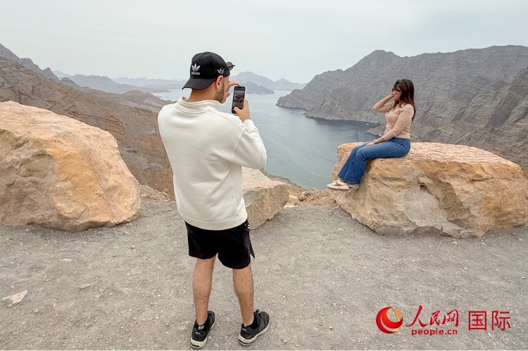 圖為游客參觀阿曼北部穆桑代姆峽灣。人民網(wǎng) 塔里克·易卜拉欣攝