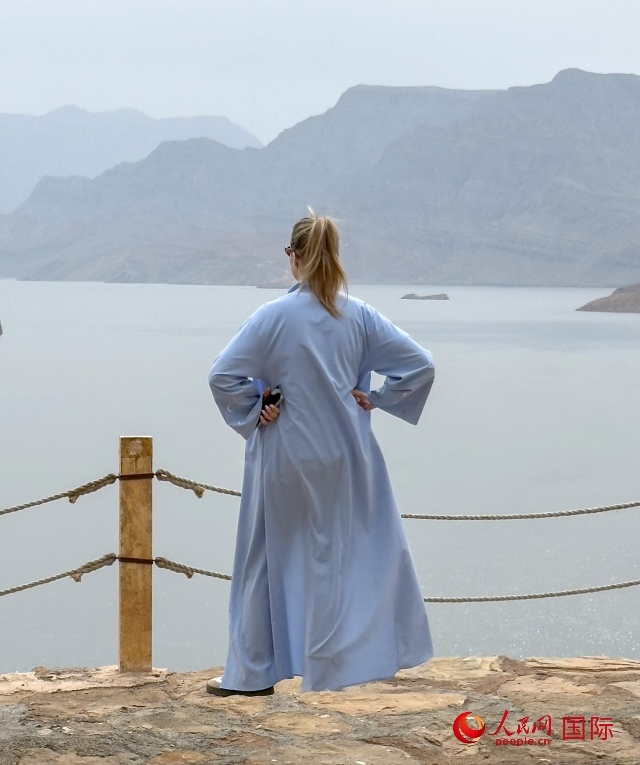 圖為一名游客正在俯瞰阿拉伯灣。人民網(wǎng) 塔里克·易卜拉欣攝