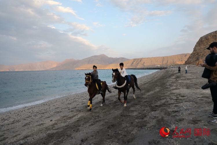 圖為游客在穆桑代姆一處海灘公園休閑玩耍。人民網(wǎng)記者 沈小曉攝