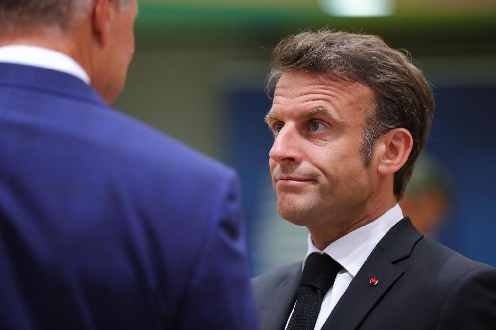 2023年6月29日，在比利時(shí)布魯塞爾，法國(guó)總統(tǒng)馬克龍（右）準(zhǔn)備出席歐盟峰會(huì)。新華社記者鄭煥松攝