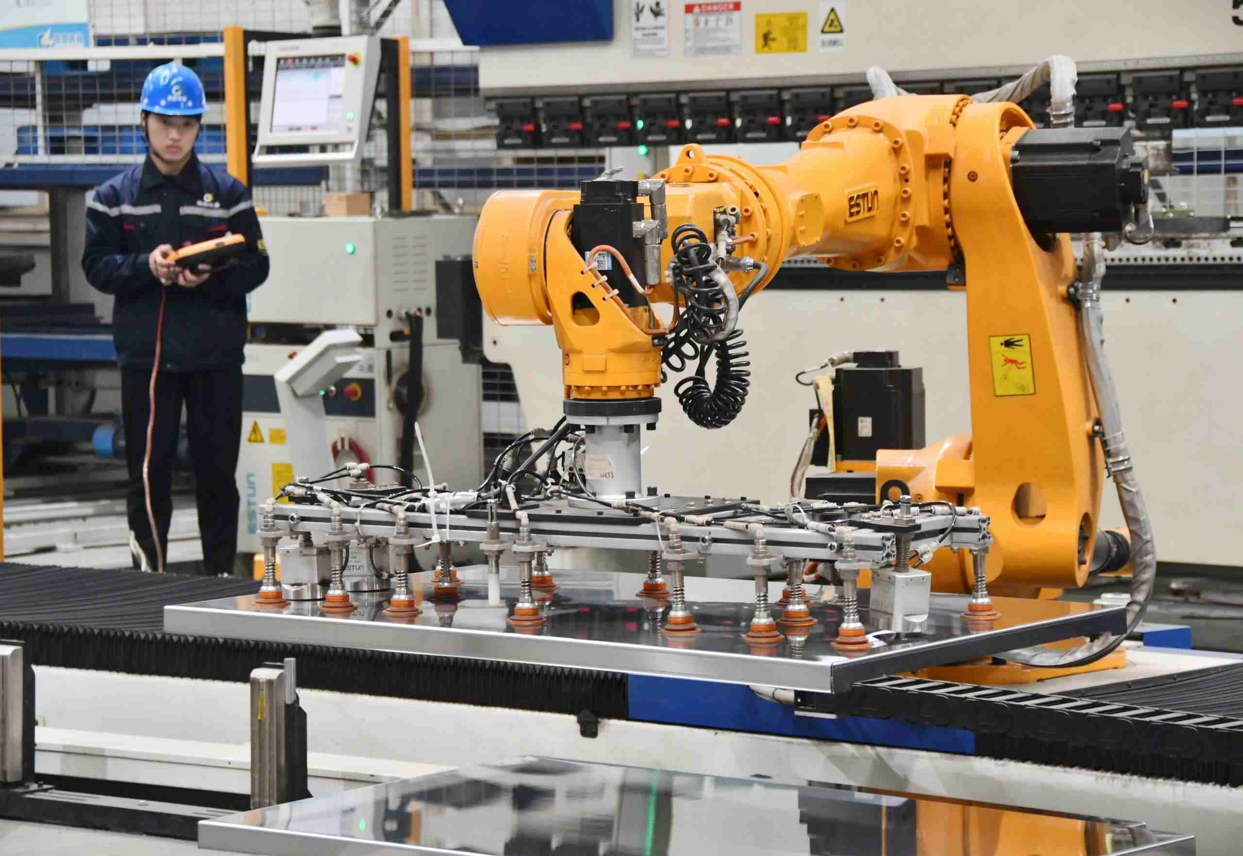 △2025年2月21日，河北邯鄲永年區(qū)工業(yè)園區(qū)的一家企業(yè)，工人正在操控工業(yè)機(jī)器人作業(yè)。