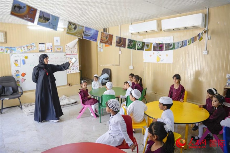 在庫(kù)姆扎爾的學(xué)校，老師正在給孩子們上課。人民網(wǎng) 塔里克·易卜拉欣攝
