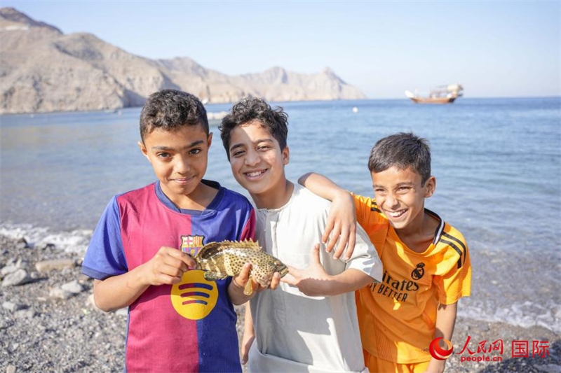 在海邊玩耍的孩子們。人民網(wǎng) 塔里克·易卜拉欣攝