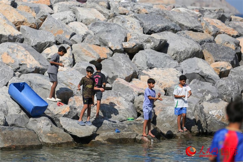 在海邊玩耍的孩子們。人民網(wǎng) 塔里克·易卜拉欣攝