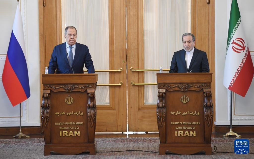 2月25日，在伊朗德黑蘭，伊朗外交部長(zhǎng)阿拉格齊（右）與俄羅斯外長(zhǎng)拉夫羅夫出席聯(lián)合新聞發(fā)布會(huì)。新華社記者 沙達(dá)提 攝
