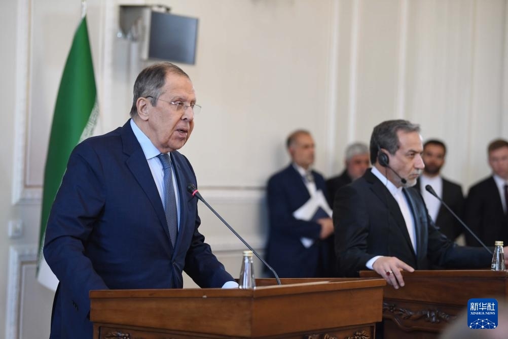 2月25日，在伊朗德黑蘭，俄羅斯外長(zhǎng)拉夫羅夫（左）與伊朗外交部長(zhǎng)阿拉格齊出席聯(lián)合新聞發(fā)布會(huì)。新華社記者 沙達(dá)提 攝