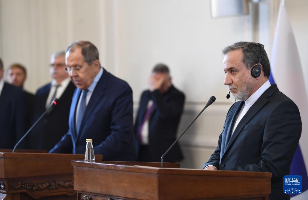 2月25日，在伊朗德黑蘭，伊朗外交部長(zhǎng)阿拉格齊（右）與俄羅斯外長(zhǎng)拉夫羅夫出席聯(lián)合新聞發(fā)布會(huì)。新華社記者 沙達(dá)提 攝