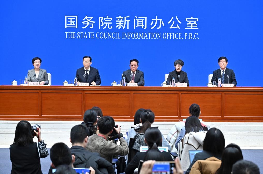 2月28日，國務(wù)院新聞辦公室在北京舉行國務(wù)院政策例行吹風(fēng)會，民政部副部長唐承沛、財政部副部長郭婷婷、自然資源部副部長許大純、住房城鄉(xiāng)建設(shè)部副部長姜萬榮和國務(wù)院新聞辦公室新聞發(fā)言人介紹2024年國務(wù)院部門辦理全國人大代表建議和全國政協(xié)提案工作有關(guān)情況，并答記者問。新華社記者 李鑫 攝