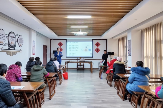 實(shí)踐支隊(duì)隊(duì)員在涇河村進(jìn)行反詐宣講。學(xué)校供圖